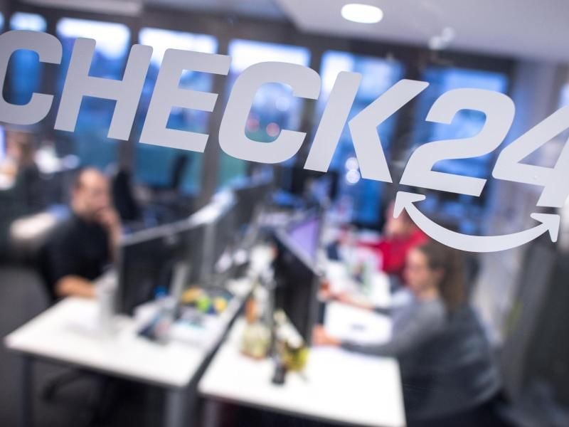 Zentrale des Vergleichsportals Check24 in München: Nach einer Untersuchung der Verbraucherzentralen zeigen Vergleichsportale nicht immer die günstigsten Preise an. Foto: Matthias Balk/Illustration
