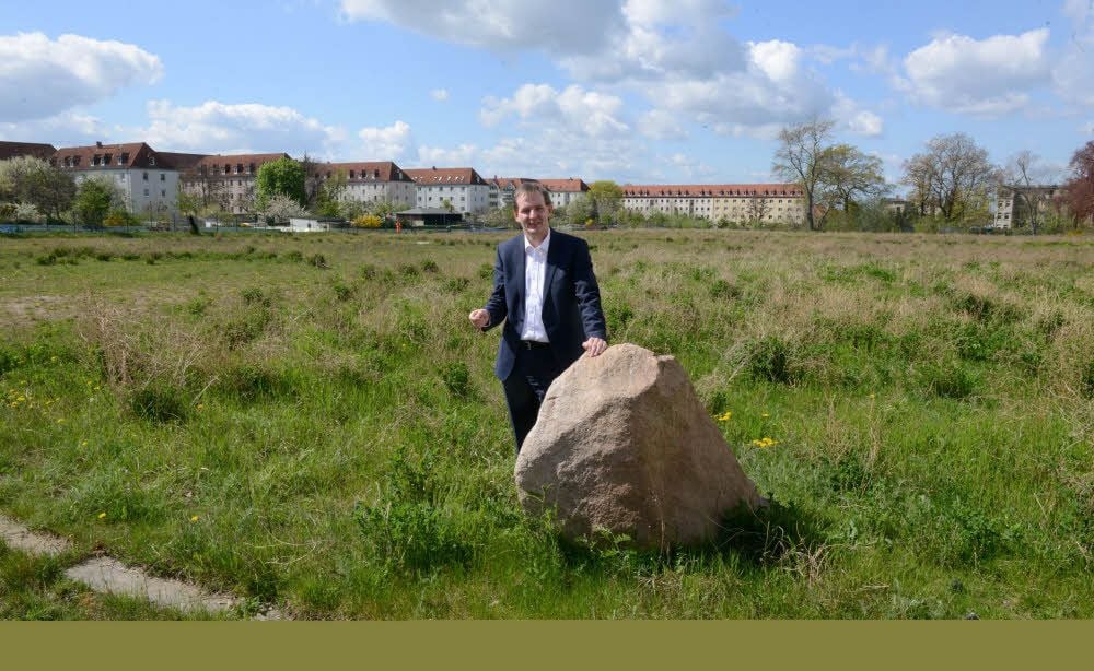 BWG-Vorstand Lutz Haake auf dem großen Bauland