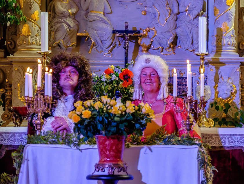 Beim Theaterstück begrüßten Christiane Eberhardine und ihr Gemahl August auf dem Thron die Gäste aus allen Zeitlinien.