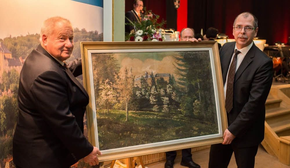 Ex-Bürgermeister Hanns-Michael Noll (l.) übergibt das Gemälde an André Gast vom Verein „Rettung Schloss Blankenburg“.