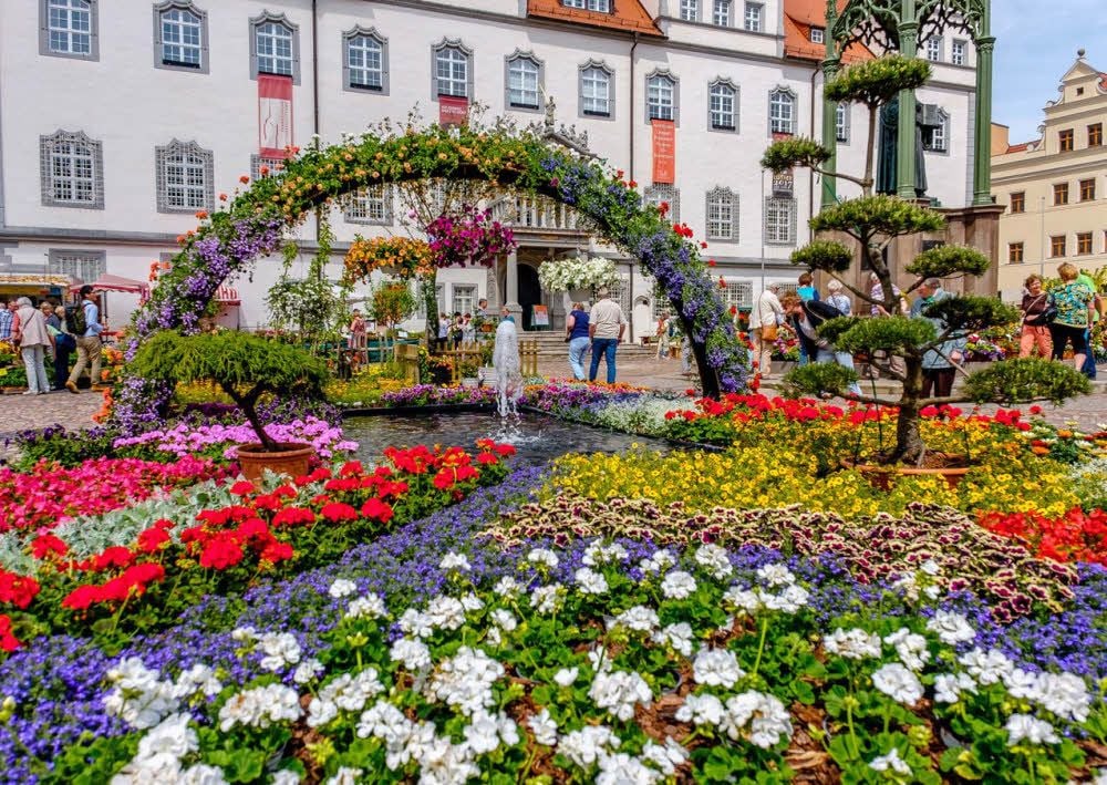 Wieder wunderhübsch geworden. Ein Springbrunnen zierte das Zentrum des Maiblumenfestes.