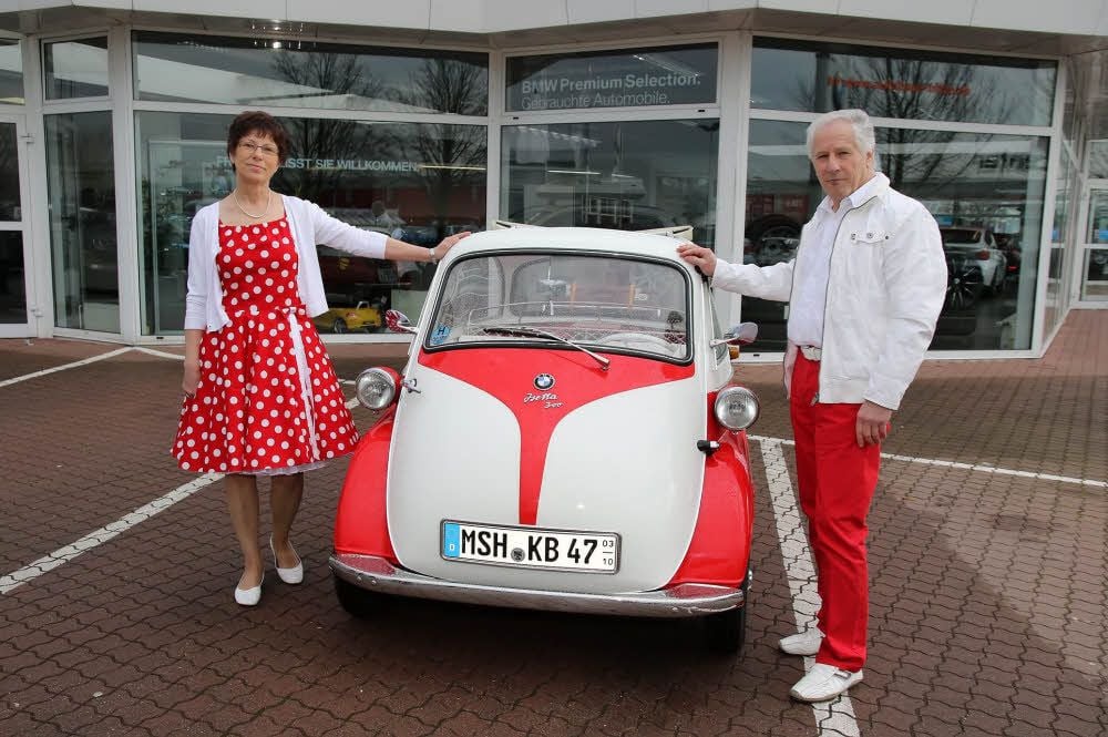 Marianne und Klaus Bindernagel mit ihrer schicken, kleinen Isetta.