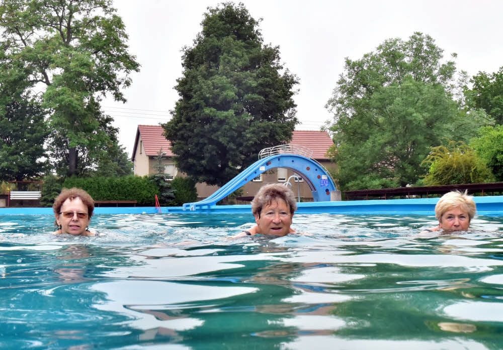 Für Sigrid Dörner, Almut Nebe und Heidi Schmoranzer (von links) hat mit dem ersten Öffnungstag des Lützener Sommerbades die Schwimmsaison wieder begonnen. Sie und andere Senioren werden jetzt - wie in vergangenen Jahren schon - nahezu täglich Gäste im Bad sein.
