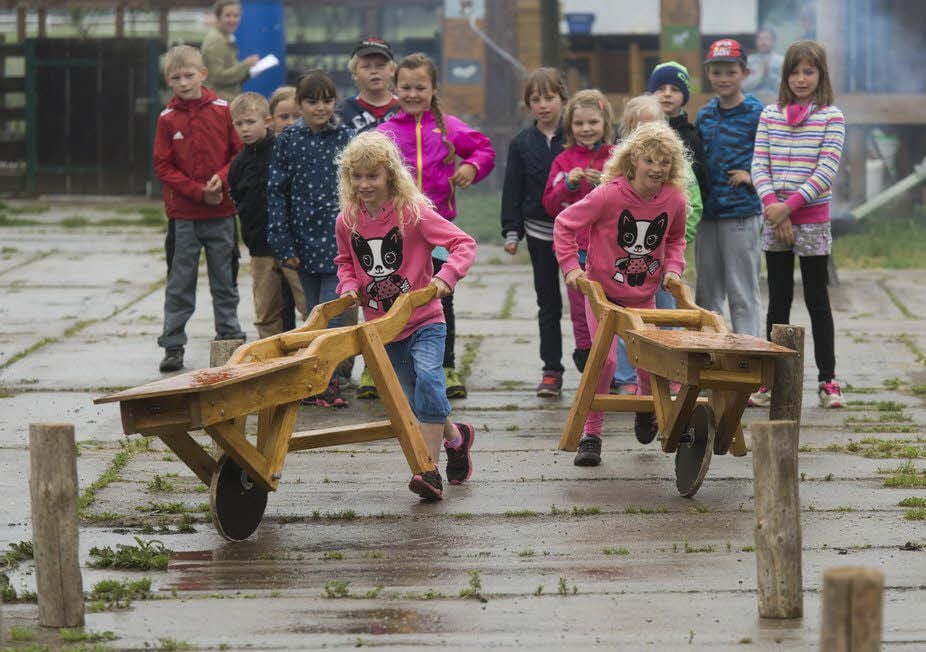 Beim Schubkarren-Wettrennen traten die Schüler in Teams gegeneinander an.