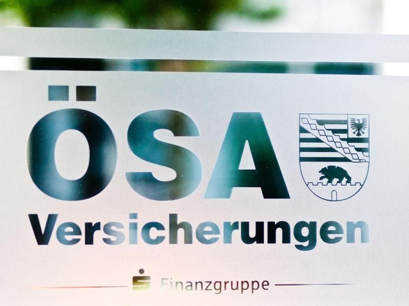 Schriftzug und Logo der „Öffentlichen Versicherungen Sachsen-Anhalt” (ÖSA). Foto: Jens Wolf/Archiv