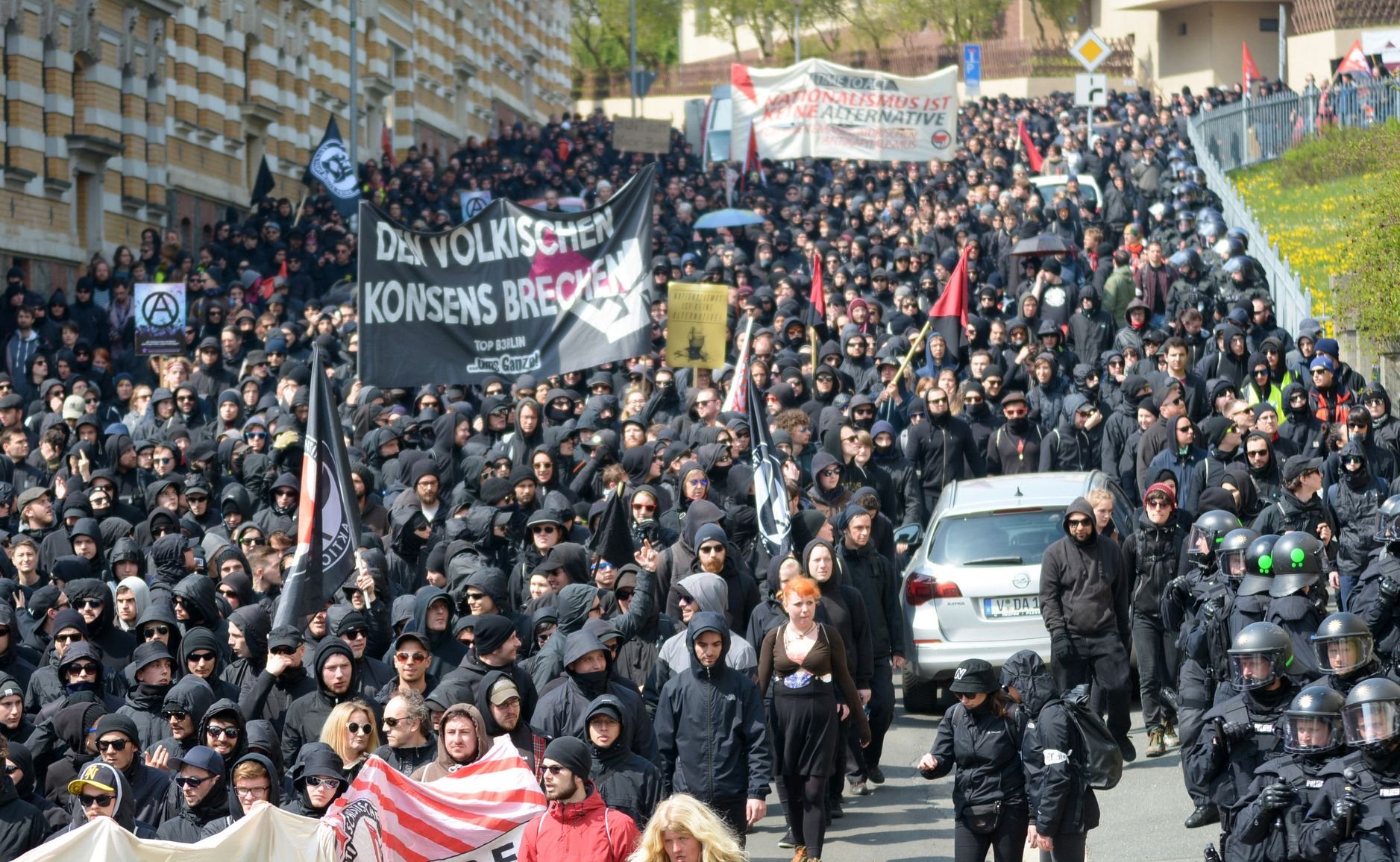 Teilnehmer einer linksgerichteten Demonstration protestieren gegen einen Aufmarsch von Rechtsextremisten in Plauen (Sachsen). Neonazis hatten eine Kundgebung zum 1. Mai in der Vogtlandstadt angemeldet.