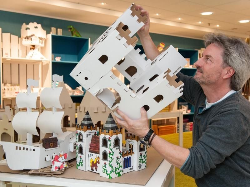 Der Karton-Künstler Boris Schimanski entwirft Bausätze für Spielzeug aus Pappe. Foto: Ingo Wagner