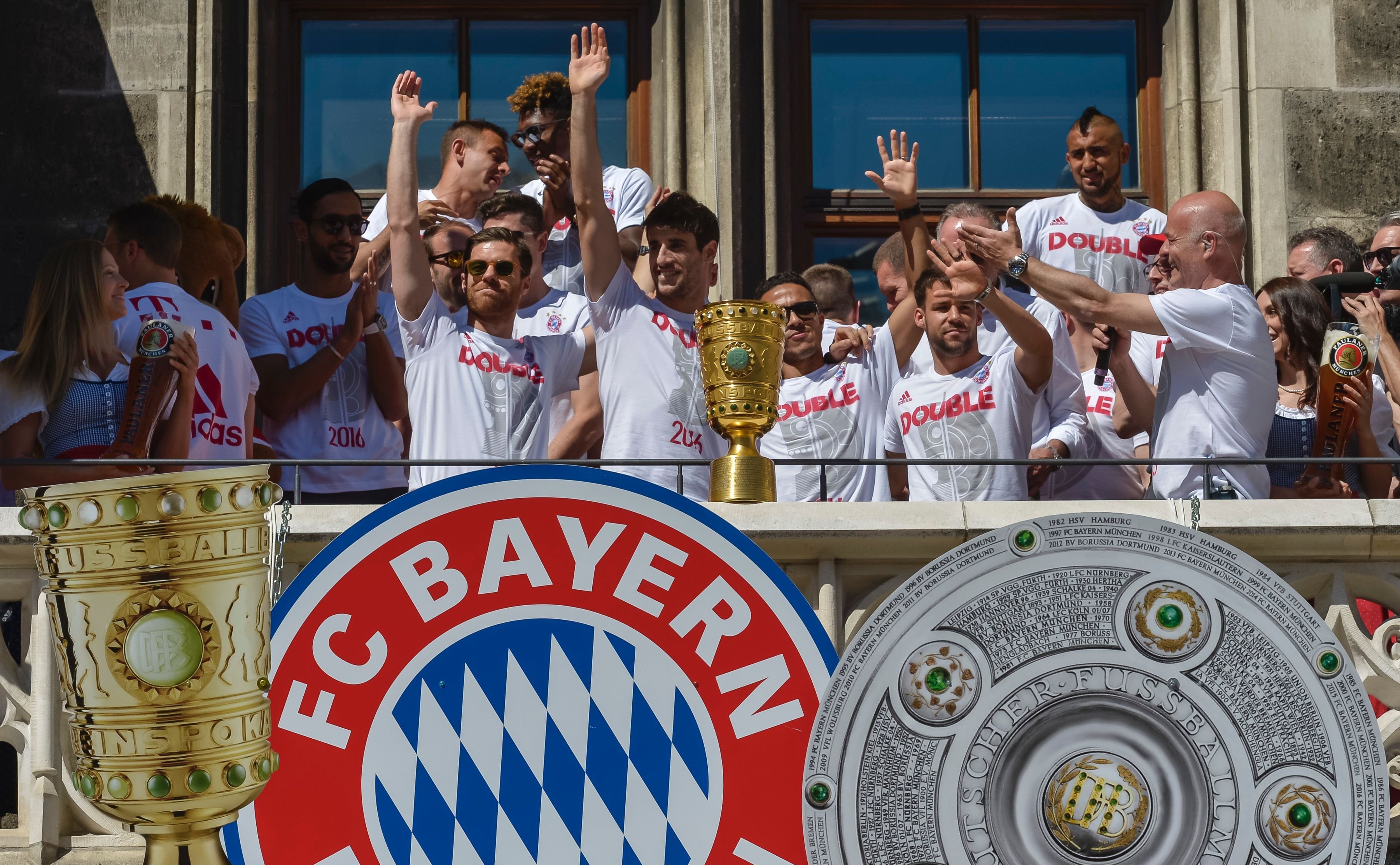Auf dem Marienplatz feierten die Fans des FC Bayern München ihre Mannschaft auf dem Rathausbalkon.