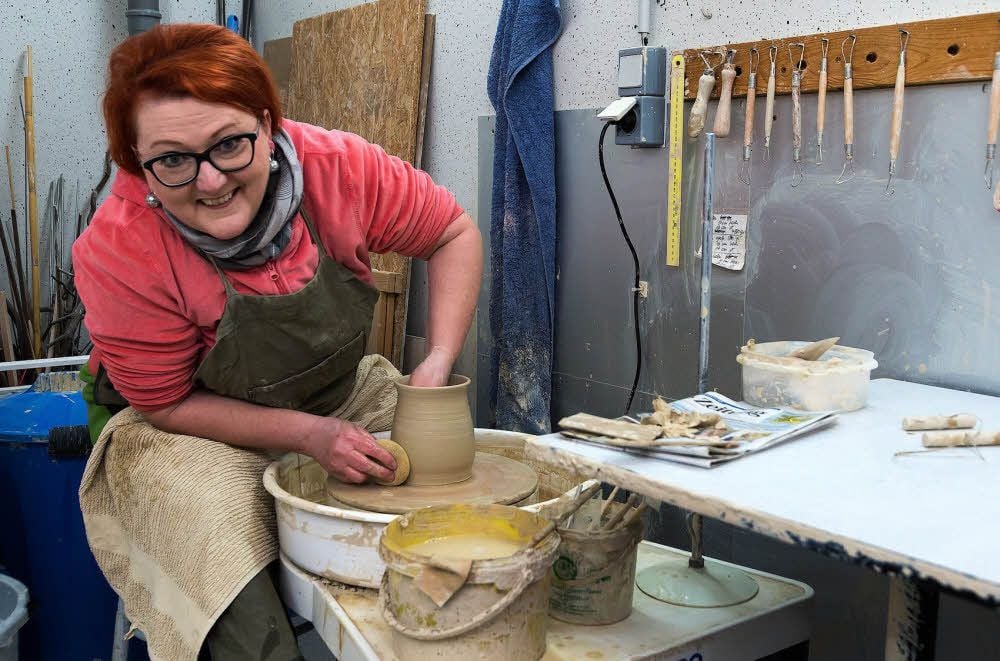 Die Merseburger Keramikerin Sylvia Haake war in den vergangenen Monaten an ihrer Töpferscheibe fleißig. Schließlich hat sie sich 2016 bei mehr als 20 Märkten angemeldet, um ihre Produkte zu verkaufen.