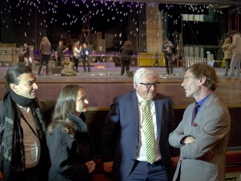 Der Kulturminister der Stadt Buenos Aires, Darío Lopérfido (l-r), Bundesaußenminister Frank-Walter Steinmeier, die Choreographin Sasha Waltz und ihr Eheman, Jochen Sandig im Teatro Colón. Foto: Teatro Colón/Arnaldo Colombaroli