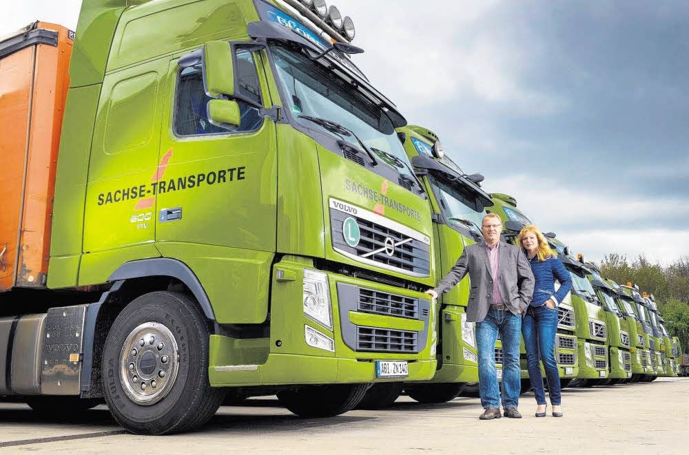 Geschäftsführer Andreas Sachse und seine Ehefrau Claudia vor der Fahrzeugflotte. Das Familienunternehmen ist auf den Transport von Stahl- und Betonteilen spezialisiert und beschäftigt insgesamt 25 Mitarbeiter.