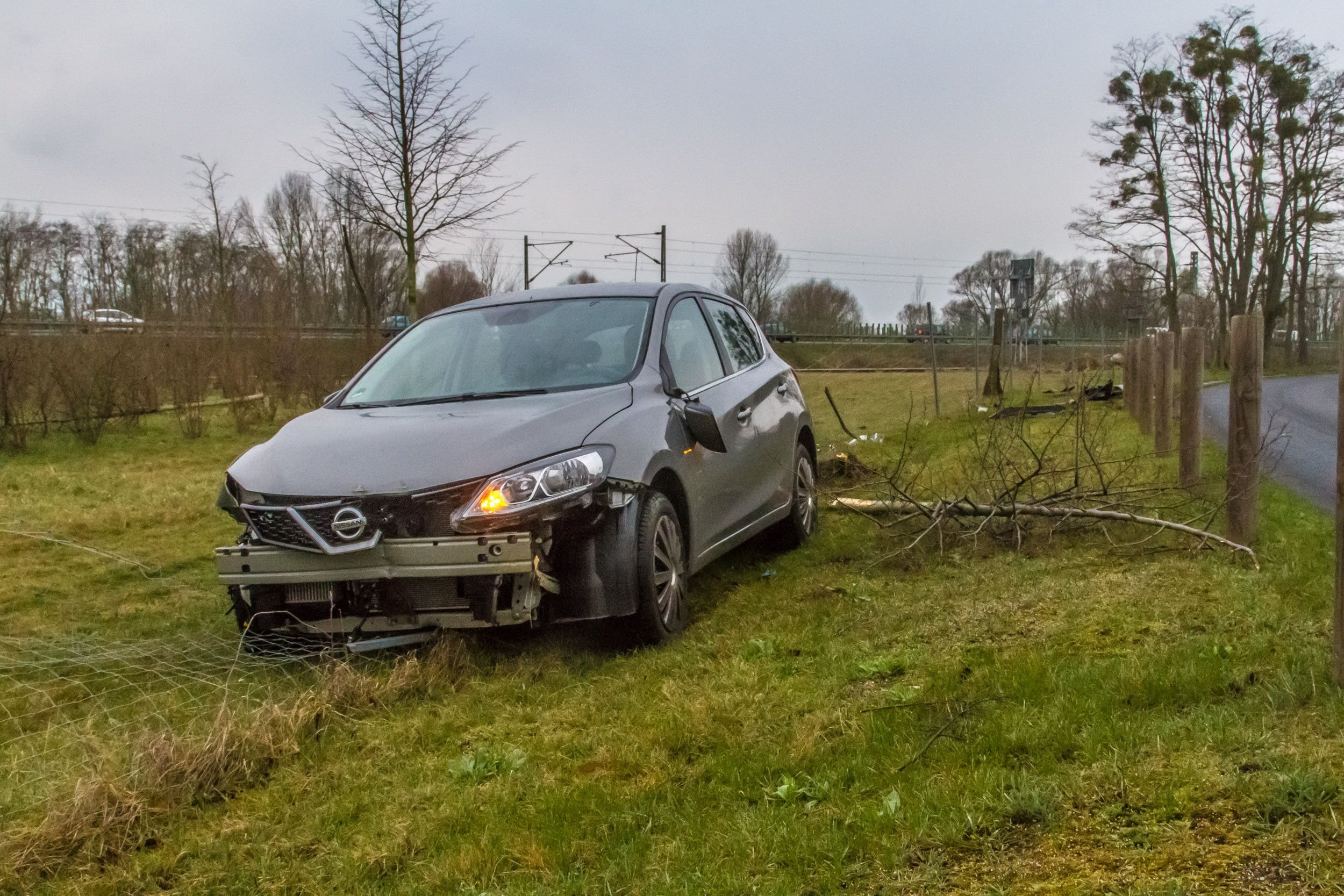 Unfall: Dieser Nissan landete im Grünstreifen, bei der Autofahrerin sind über zwei Promille festgestellt worden.