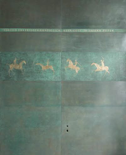 Vier apokalyptischen Reitern: Die neue Tür ist Kunstwerk und Brandschutztür in einem.