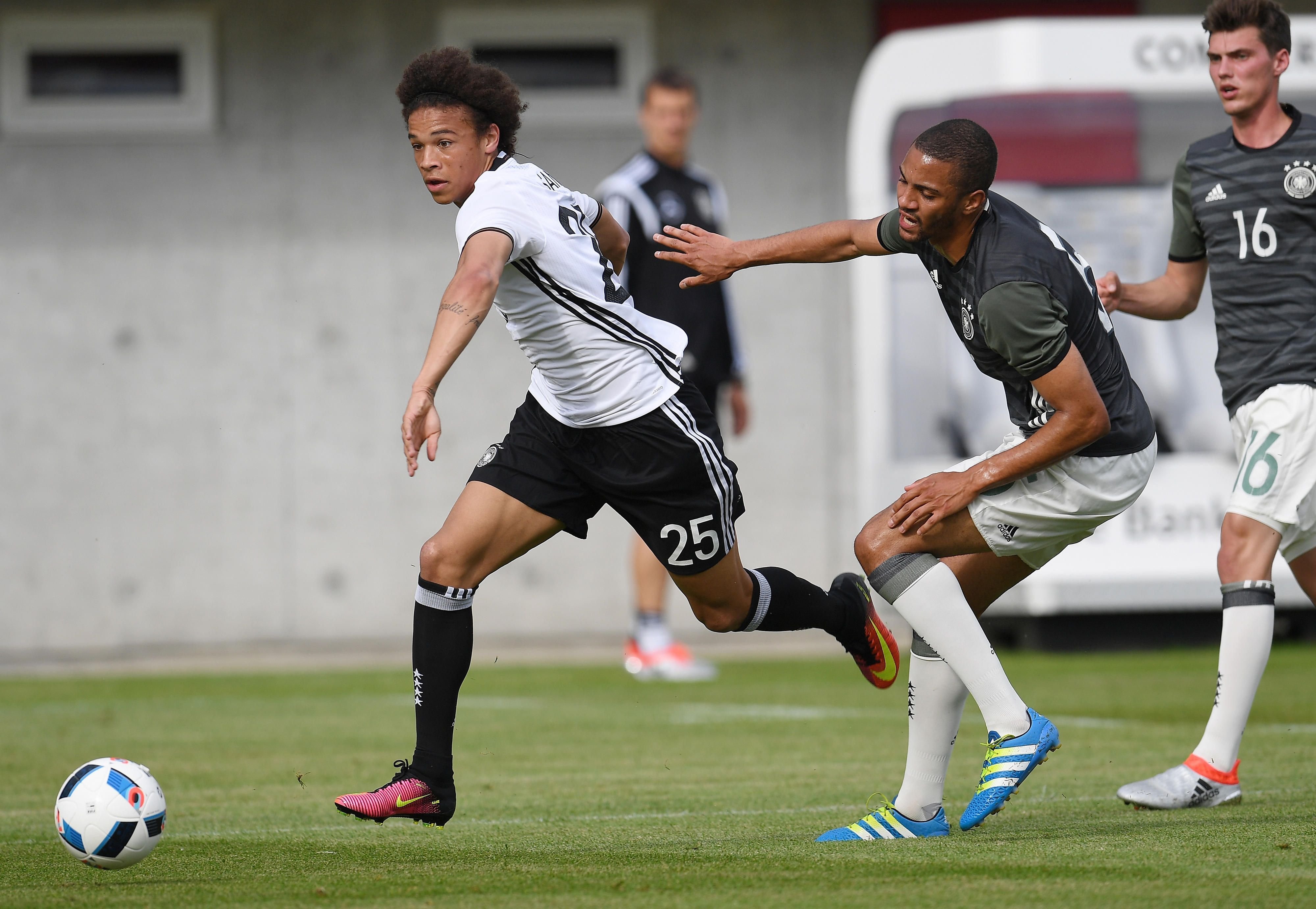 Deutschlands Leroy Sane (l-r), Malcolm Cacutalua von DFB-U20 und Pascal Stenzel von DFB-U20 kämpfen um den Ball.
