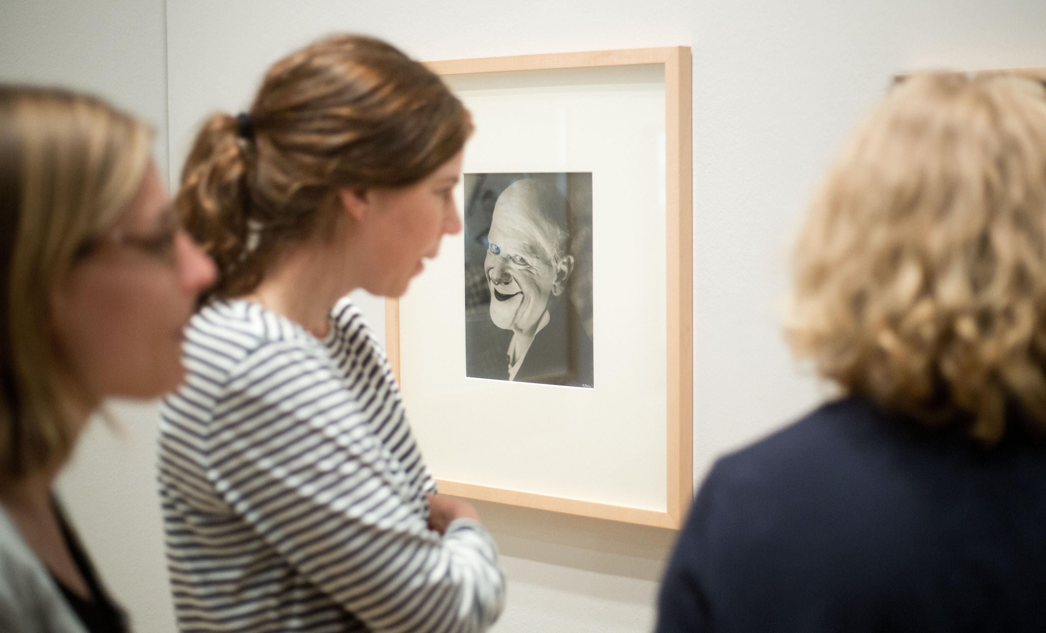 Besucher stehen in der Ausstellung des Fotografen Otto Maximilian Umbehr (genannt UMBO) in Berlin vor dem Werk «Clown Grock». Der Nachlass des berühmten Fotografen der Moderne konnte durch die drei Museumhäuser (Sprengel Museum Hannover, Berlinische Galerie und Bauhaus Dessau) erworben werden.