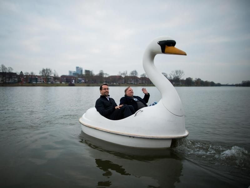 Jan Josef Liefers (l) und Axel Prahl schwimmen wieder oben. Foto: Rolf Vennenbernd