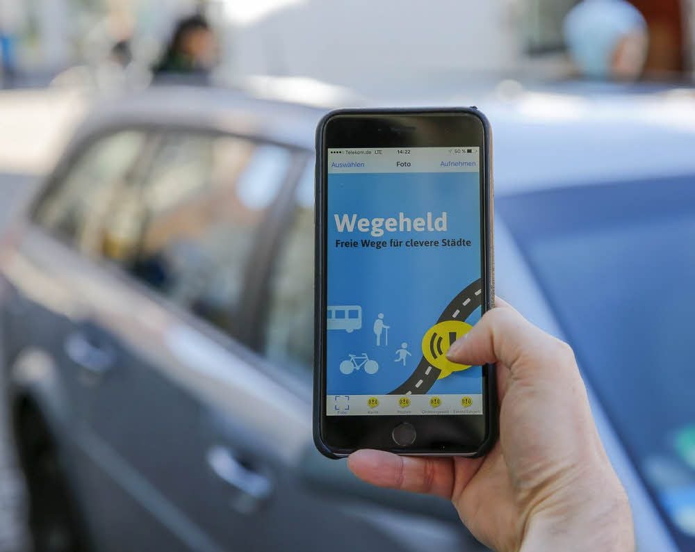 Bequem mit dem Handy können Falschparker dokumentiert und die Daten auch an das Ordnungsamt geschickt werden. In Halle wird das schon verstärkt praktiziert.