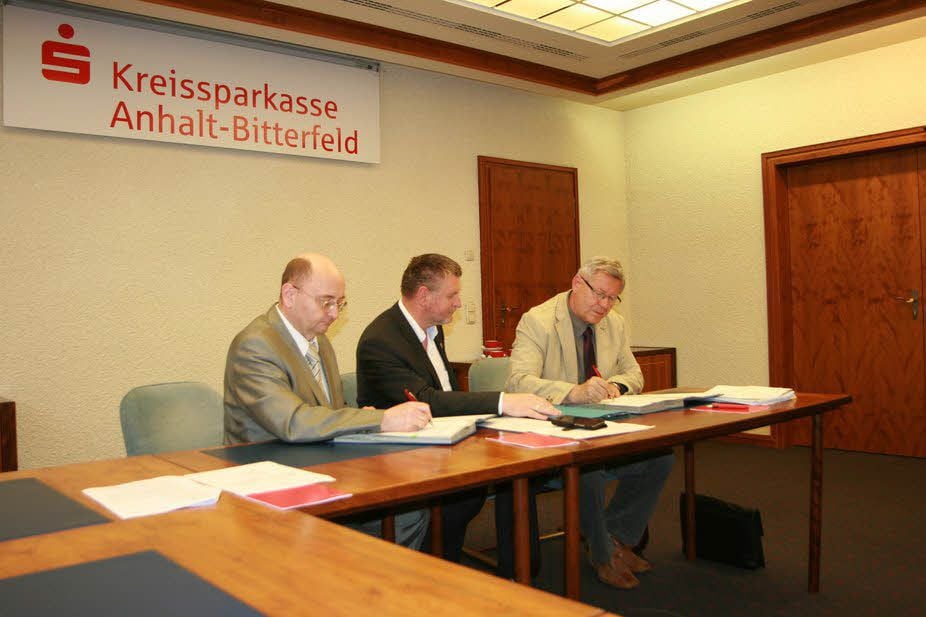 Im Beisein von Landrat Uwe Schulze unterzeichneten Markus Klatte (l.) und Helmut Hartmann (r.) am Dienstagnachmittag die neuen Verträge.