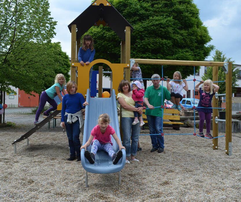 Die neuen Spielgeräte wurden nach der Eröffnung von den Kindern gleich ausprobiert.