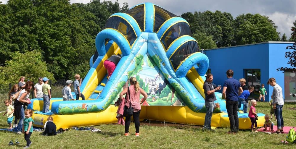 Immer umlagert war beim Kinder- und Sommerfest des Feuerwehrvereins Zahna der Klettervulkan.