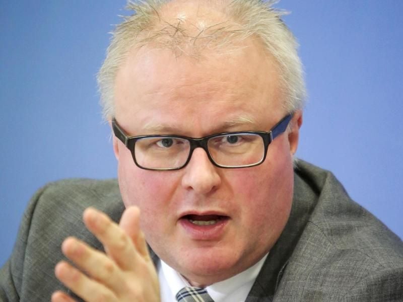 Thomas Schäfer spricht auf einer Pressekonferenz in Wiesbaden. Foto: Fredrik von Erichsen/Archiv