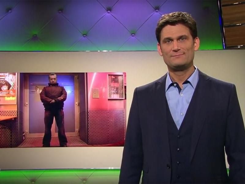 Moderator Christian Ehring im NDR Studio in Hamburg. Foto: NDR