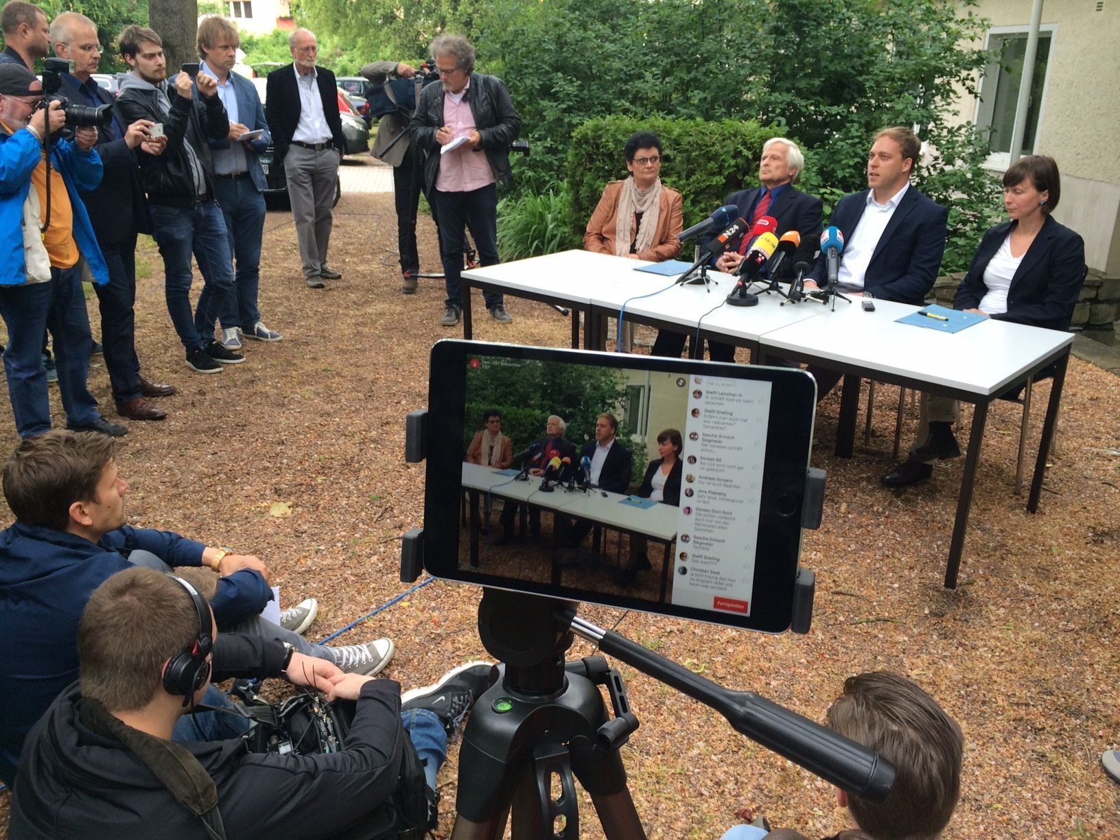 Pressekonferenz im Hof der Staatsanwaltschaft Dessau-Roßlau.