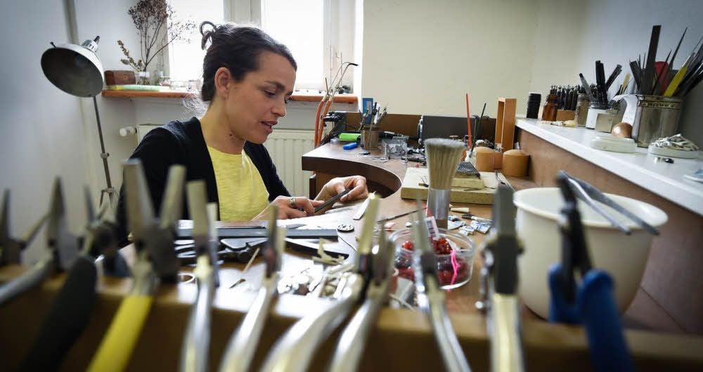Die Schmuckdesignerin und Goldschmiedin Ulrike Ludewig hat in Naumburg eine neue Heimat gefunden.