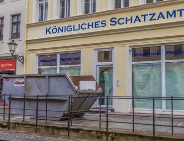 Die Filiale der Ex-"Reichsbank" von Peter Fitzek wird ausgeräumt.