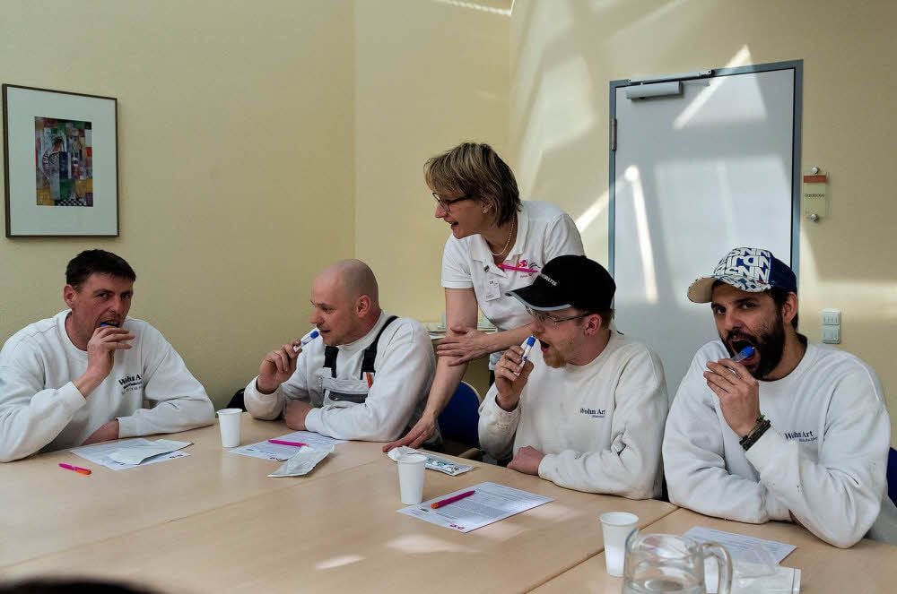 Norman Winker (2.v.l.) lässt sich gemeinsam mit seinen Mitarbeitern im Klinikum registrieren.