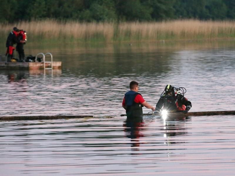 Rettungskräfte und Taucher suchen am 04.06.2016 im Allermöher See nach dem Jungen. Foto: Bodo Marks