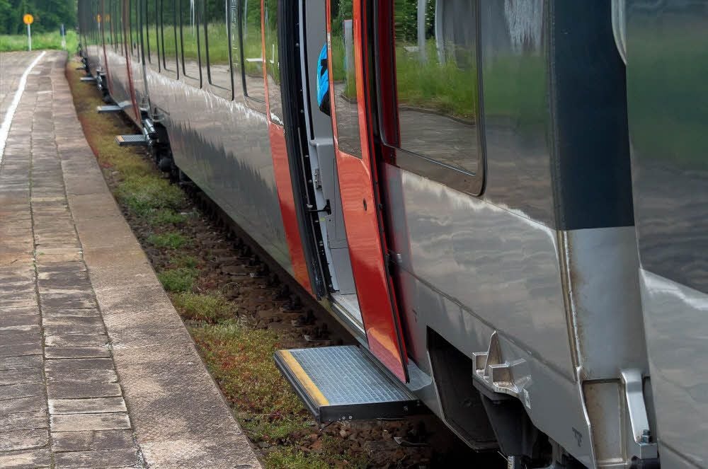 Der Bahnhof Schkopau ist in einem schlechten Zustand. Ab Juli soll ein umfassender Umbau der Bahnsteige und der Fußgängerbrücke starten.