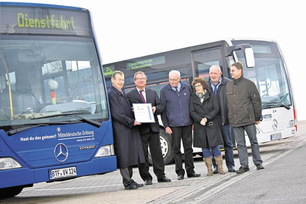 Manfred Pietrowsky von der IHK übergibt auf dem Verkehrshof die Urkunde an Wolfdietrich Vetter, Hans-Joachim Faatz, Birgit Vetter, Günter Hamann und Hans-Jürgen Wolf (von links).