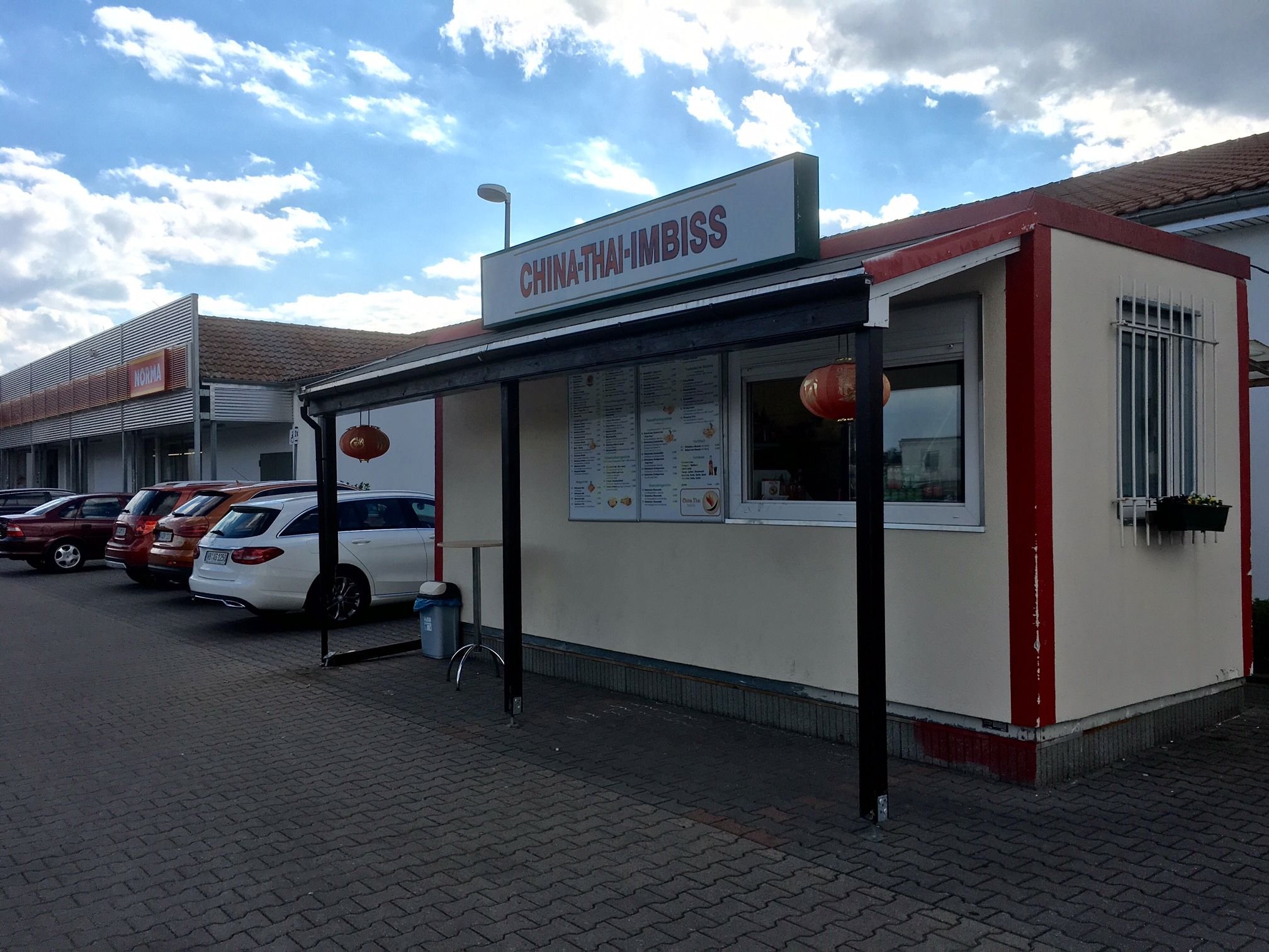 Asia-Imbiss in der Puschkinstraße in Wittenberg: Eine 74-Jährige hat die Dachstütze des Imbisswagens beschädigt, als sie auf dem Parkplatz einparken wollte.
