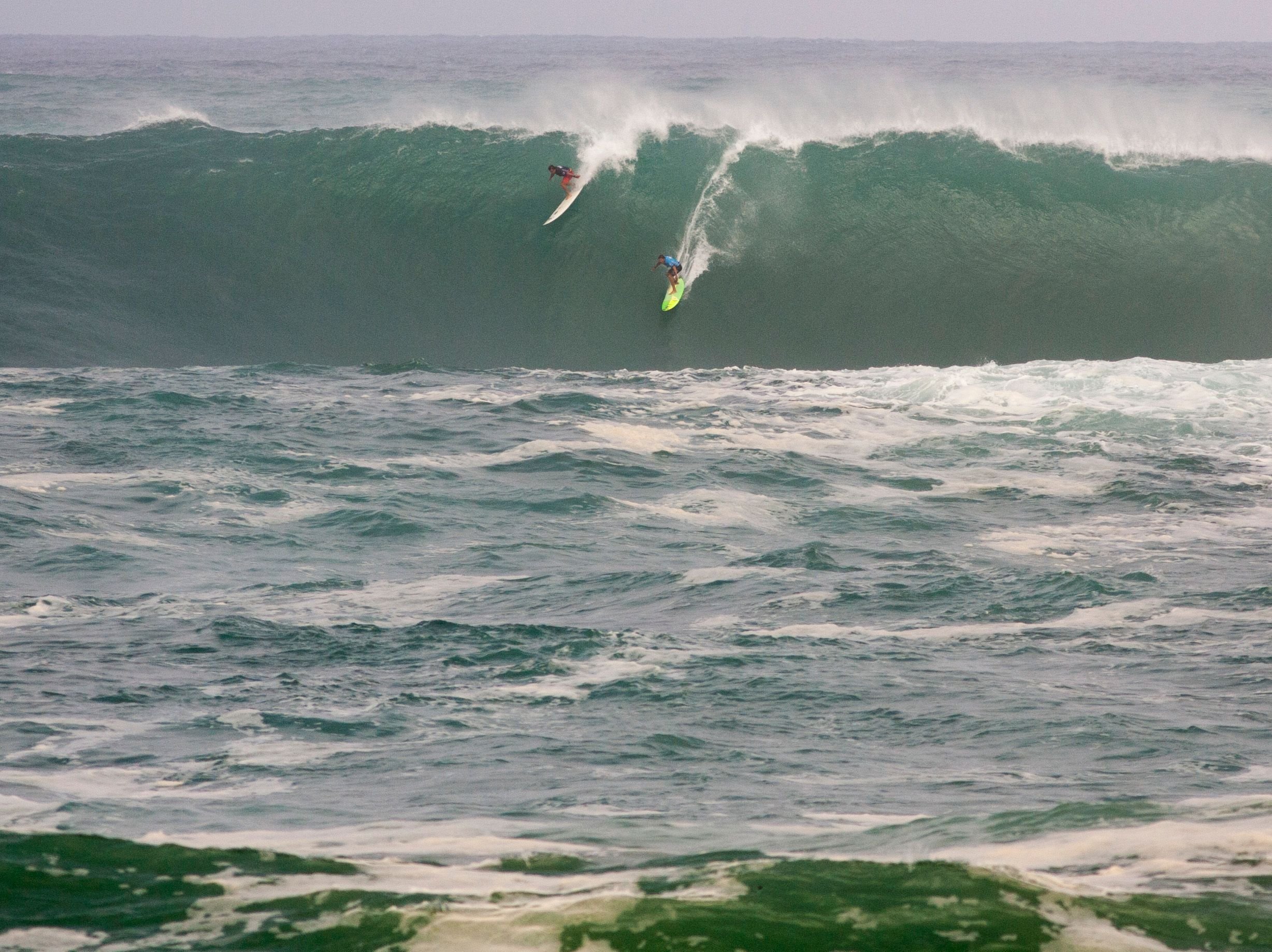 „Eddie“ went! 28 geladene Surfer stürzten sich am Donnerstag in die Fluten von Waimea Bay.