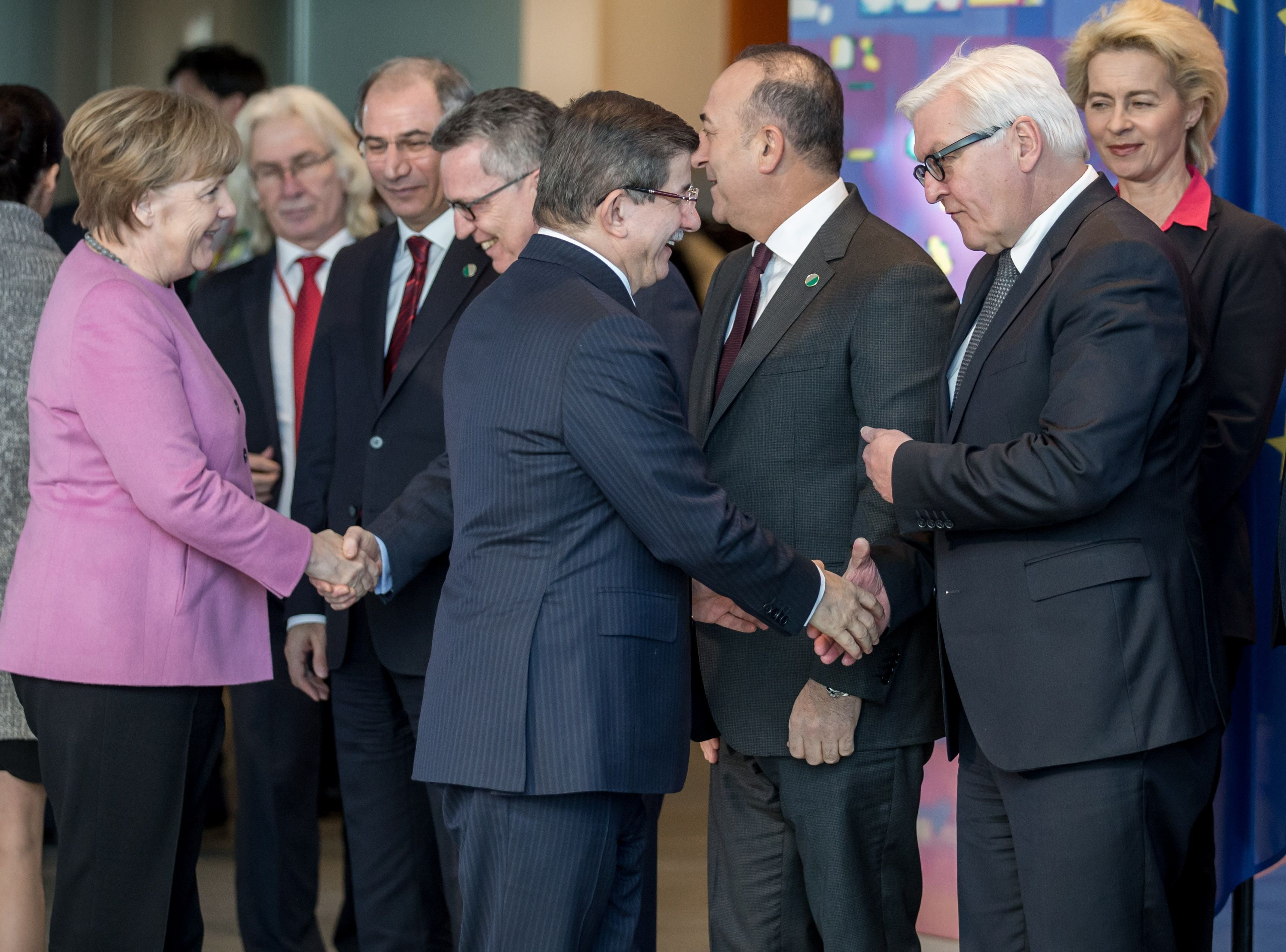 Der türkischen Botschafter in Deutschland Hüseyin Havni Karslioglu (neben Kanzlerin Angela Merkel) wird angeblich aus Berlin abgezogen.