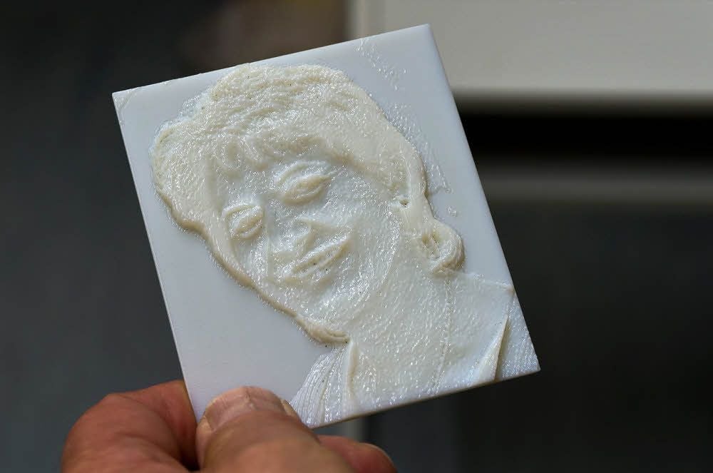 Eine nette Souvenir-Idee sind diese Bilder-Platten aus dem 3-D-Drucker der Hochschule Merseburg.