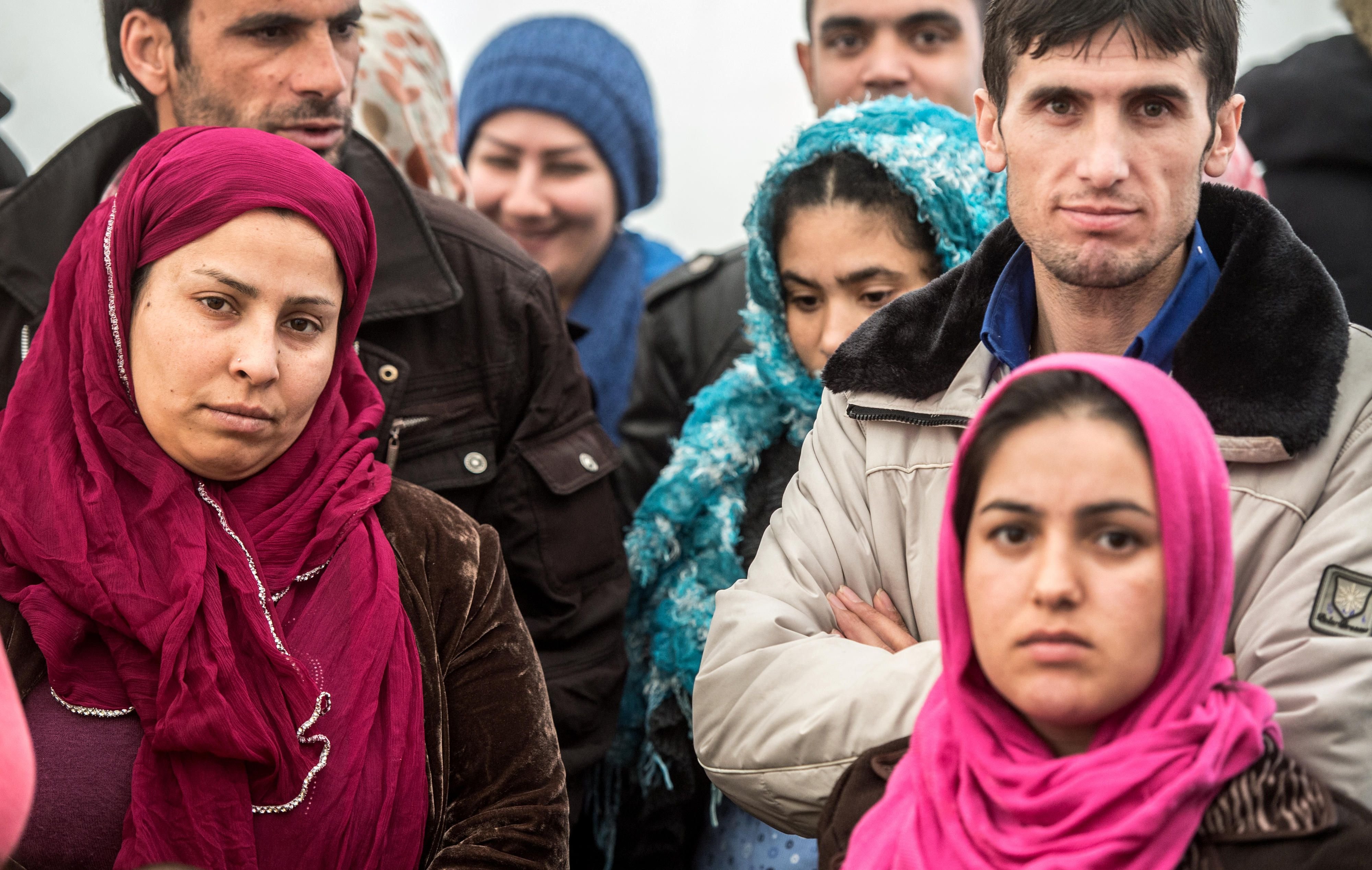 Frauen und Männer aus Afghanistan und Pakistan in einer Flüchtlingsunterkunft.