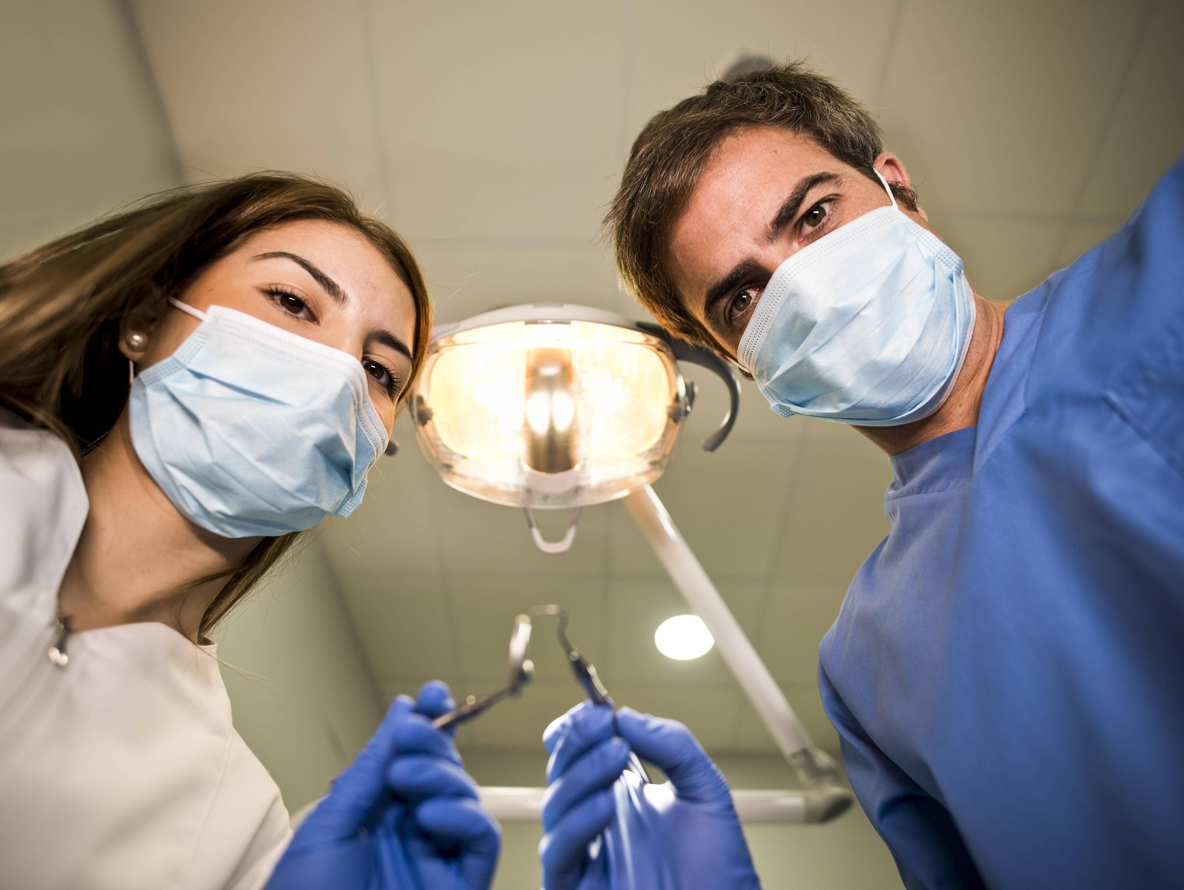 Dentalphobiker haben extreme Panik vor Bohrer und Spritzen und gehen jahrelang nicht zum Zahnarzt.