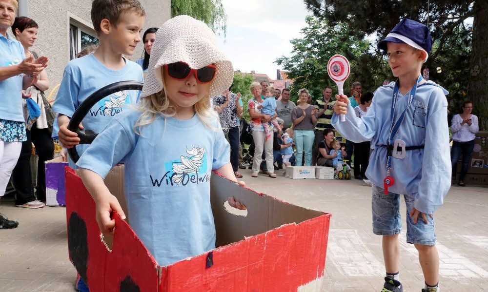 Eröffnet wurde der bunte Nachmittag mit einem Programm, bei dem zum Beispiel Luca als Polizist und Amelie als kleine Autofahrerin zu sehen waren.