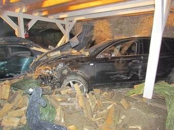 Der Audi durchbrach das Metalltor eines Grundstücks und prallte auf einen in einem Carport stehenden Pkw Honda.