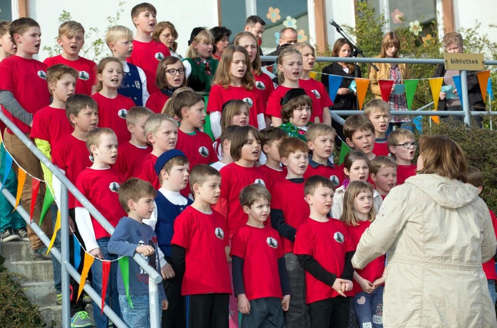 Auch wenn es neue Hoffnung gibt: Das „Schulerhaltungslied“ wollen die Seydaer Grundschüler immer wieder singen, bis der Standort wirklich gesichert ist. Kleines Bild: Ein Dennewitzer Gartenbaubetrieb spendierte die Stiefmütterchen für das Schiff.