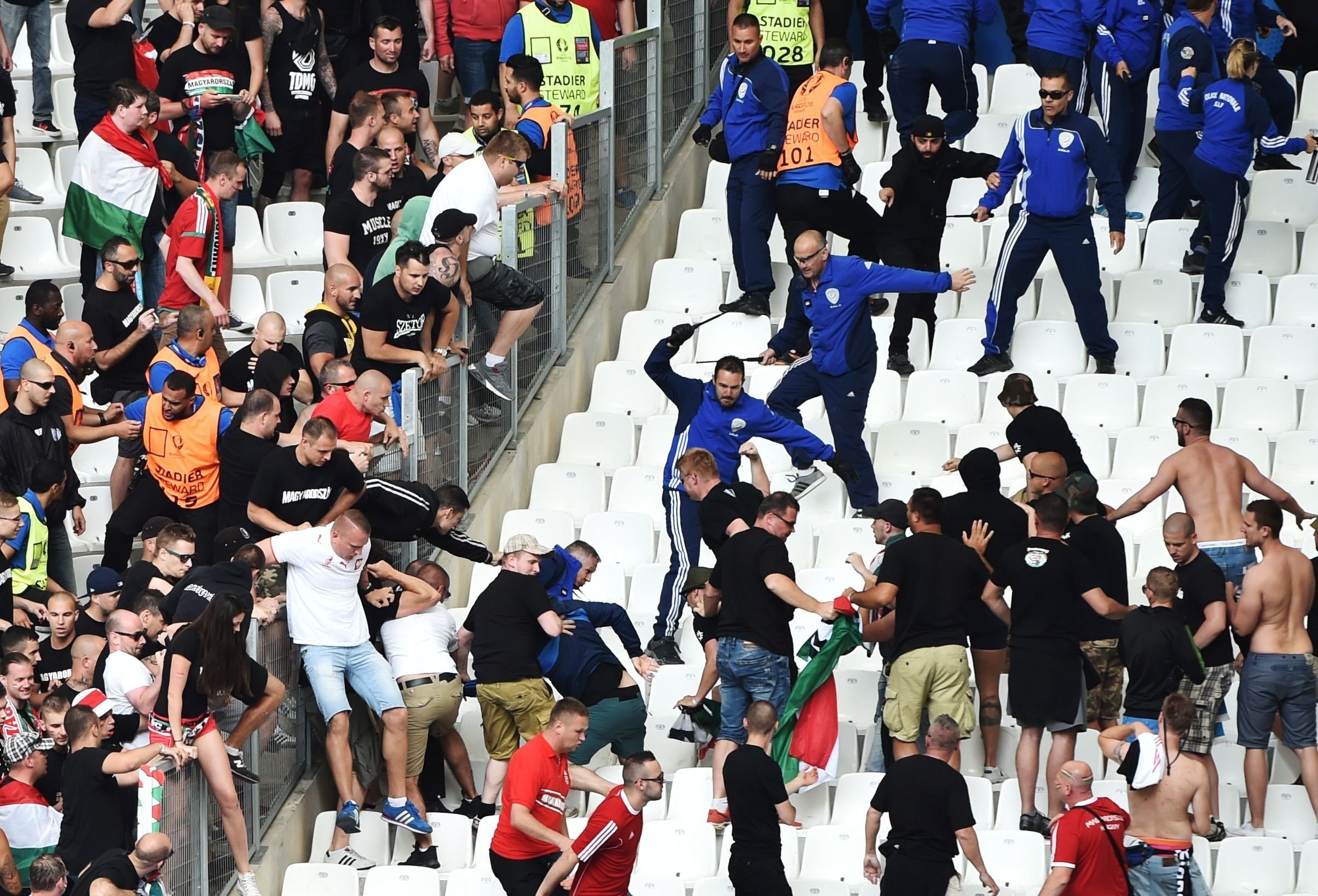Wüste Schlägereien vor Anpfiff der Partie in Marseille.