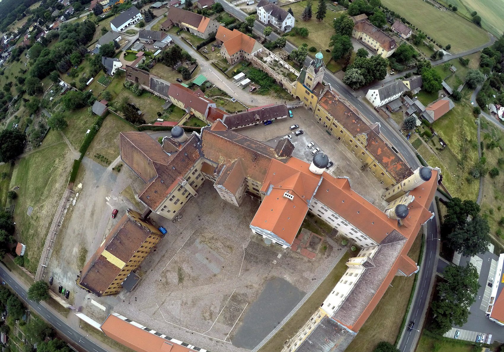 Dieses Luftbild zeigt nahezu den gesamten Komplex des Prettiner Schlosses Lichtenburg mit Domäne (oben) und KZ-Gedenkstätte (unten).