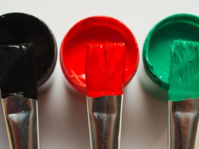Pinsel mit den Farben der Parteien schwarz (CDU), rot (SPD) und grün (Grüne). Foto: P. Pleul/Archiv