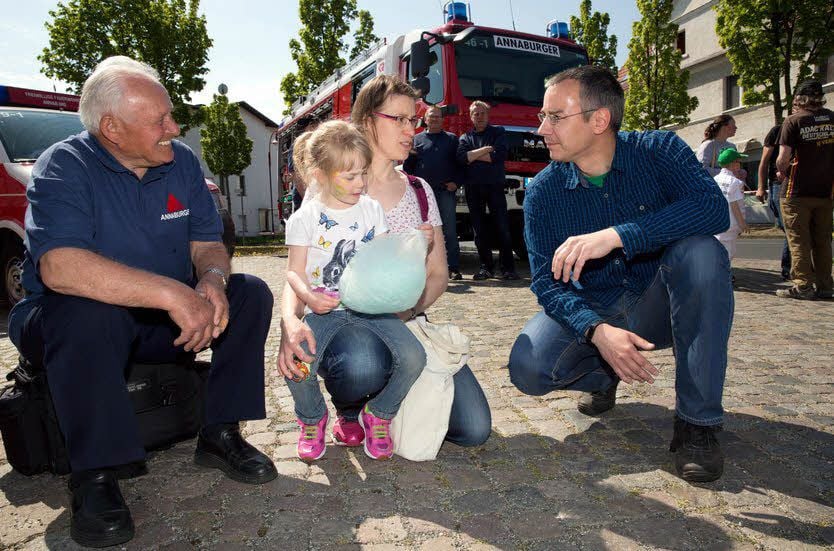Beim Tag der offenen Tür der Feuerwehr Annaburg hatten Kameraden wie Wilfried Schäde (l.), Kristin Zoschke und deren Tochter Anni sowie der neue Ortsbürgermeister Stefan Schmidt Gelegenheit für einen Plausch.