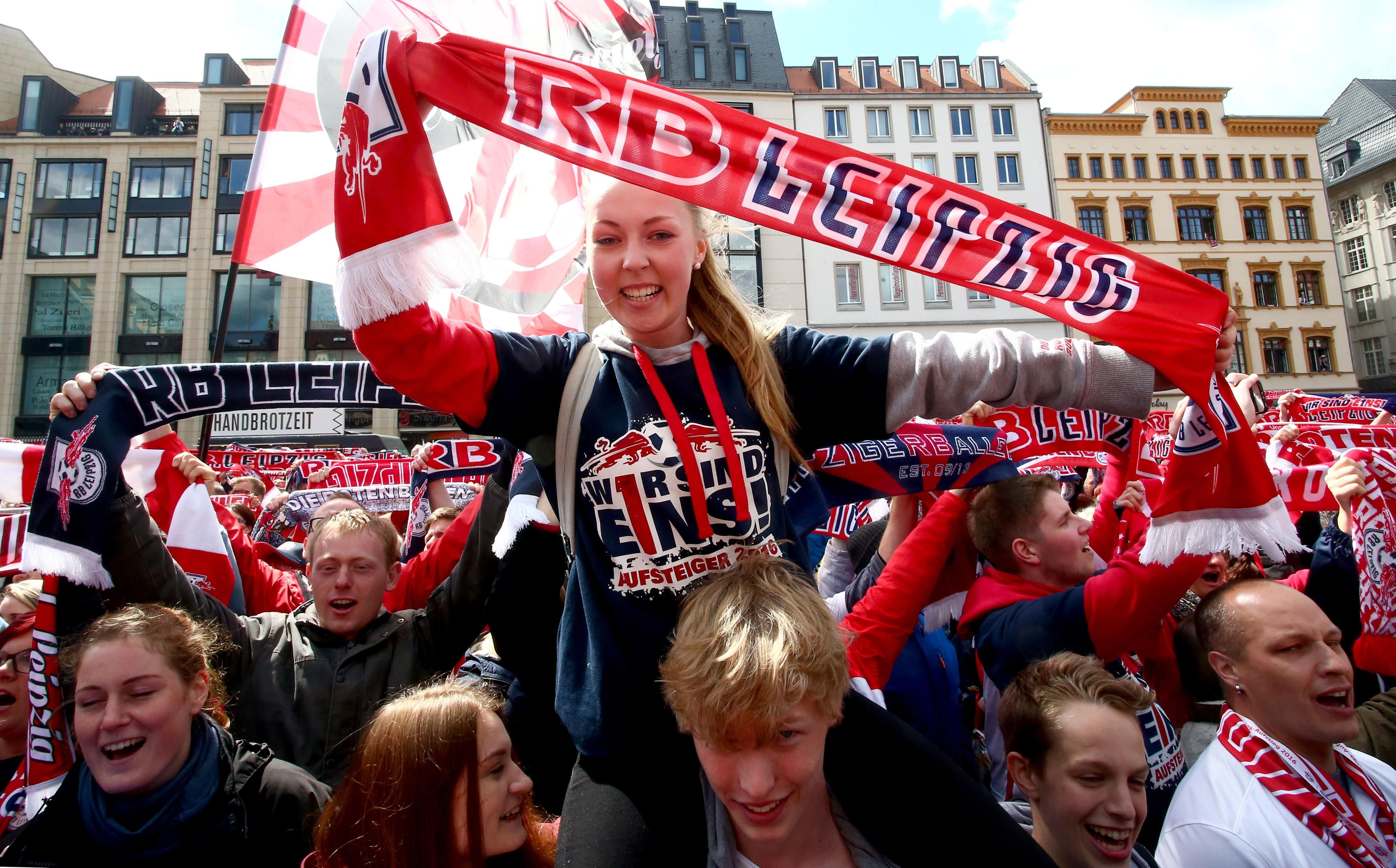Schal und Aufstiegsshirt: RB-Merchandising ist heiß begehrt.