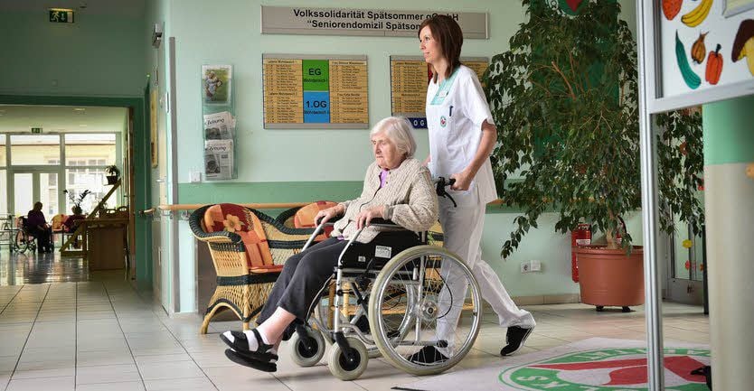 Elisa Kirschneck, Auszubildende im Bereich Altenpflege, mit einer Bewohnerin. Das Haus hat 69 Plätze und wurde um die Jahrtausendwende erweitert.