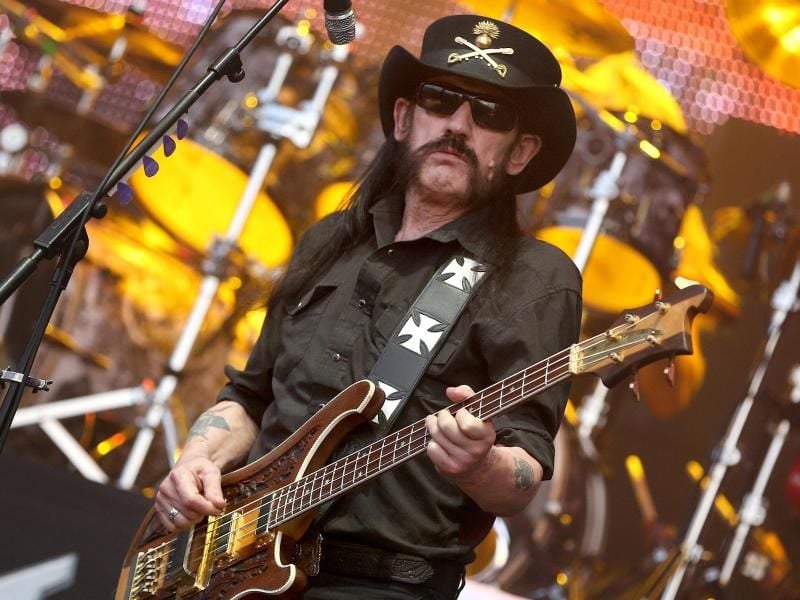 Auf der Europa-Tour im vergangenen Dezember machte Lemmy einen sehr zerbrechlichen und erschöpften Eindruck. Foto: Axel Heimken