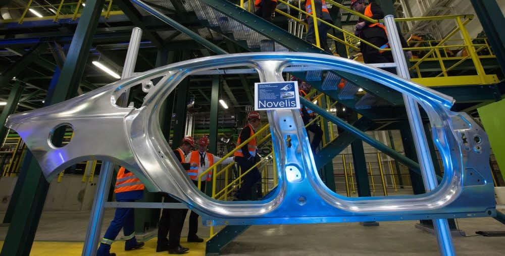 Bei Novelis in Nachterstedt (Salzlandkreis) werden Aluminium-Karosserieteile für den britischen Autobauer Jaguar gefertigt.